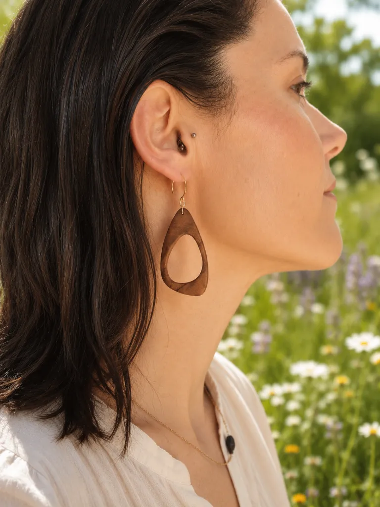 boucles d'oreillesbois mirabellier porté.webp