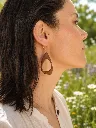 boucles d'oreillesbois mirabellier porté.webp