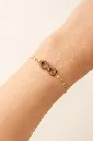 bracelet infini sur poignet.webp