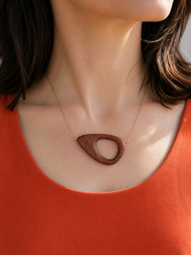 pendentif bois en mirabellier porté.png