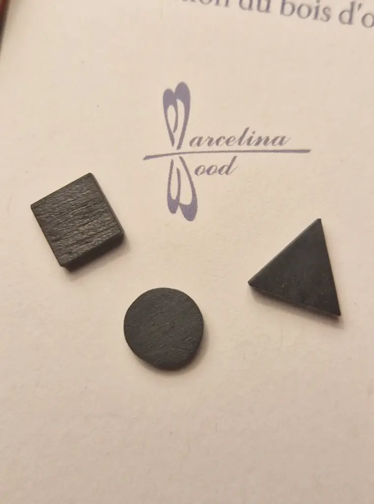 Puces trio en ébène